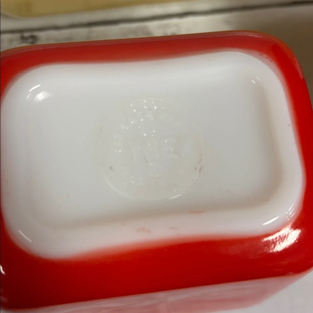 Pyrex covered refrigerator containers 3 pieces with lids - Picture 3 of 4